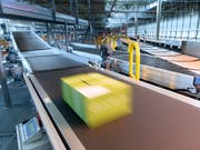 Online etikettierte Pakete werden günstiger. Darauf haben sich die Post und der Preisüberwacher geeinigt. (Bild: KEYSTONE/LAURENT GILLIERON)