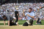 Die Geschichte von Schwinger Mathis Marcel (rechts) findet der SRF-Kommentator Hofmänner "super". (Bild: Keystone)