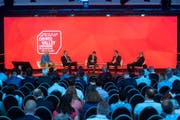 Trotz Hype um die Blockchain halten Schweizer Banken die Technologien für unbedeutend. Im Bild ist ein Podium von der «Crypto Valley Conference on Blockchain Technology» in Zug. (Bild: Dominik Wunderli, 25. 6 2019)
