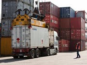 Der zunehmende Protektionismus trifft nur wenige KMU. Denn diese verzichten oft auf Exporte in Länder mit hohen Handelshindernissen. (Bild: KEYSTONE/GAETAN BALLY)