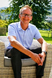 Werner Reifler sitzt im Garten seines Hauses am Fusse des Buechbergs in Thal. Er stellt sich der Ersatzwahl, «um die Gemeinde mit offener und gradliniger Politik in die Zukunft zu führen». (Bild: Rudolf Hirtl)