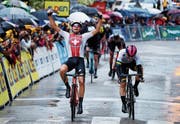 Harter Tag – grosser Sieg: Stefan Bissegger setzt sich in Privas bei starkem Regen in der sechsten Etappe der Tour de l’Avenir durch. (Bild: Tour de l’Avenir/Elisa Haumesser)