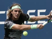Vergeblich gestreckt: Stefanos Tsitsipas verabschiedete sich bereits in der 1. Runde vom US Open (Bild: KEYSTONE/EPA/PETER FOLEY)