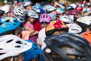 75 Prozent der Kinder sind heute mit einem Velohelm unterwegs. Diese Quote soll mit einem Obligatorium weiter steigen. (Bild: Urs Jaudas ((4.7.2012))