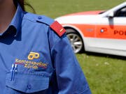 Die Zürcher Kantonspolizei hat am Montagnachmittag in Dietikon eine tote Frau gefunden. Ihr getrennt von ihr lebender Mann wurde noch am gleichen Tag verhaftet. (Bild: KEYSTONE/WALTER BIERI)