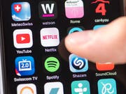 Musik- und Filmdienste wie Spotify und Netflix oder Youtube konnten die klassischen Radio- und Fernsehnutzung noch nicht wegdrängen. (Symbobild) (Bild: KEYSTONE/CHRISTIAN BEUTLER)