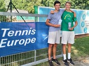 Ramon Strassmann (rechts) mit seinem Doppelpartner Robin Stettbacher. Gemeinsam gewannen sie das U16-Junioren-Turnier des Bavarian Junior Open in Augsburg. (Bild: PD)