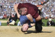 Der entscheidende Moment zwischen Christian Stucki und Joel Wicki (unten). (Bild: Keystone)