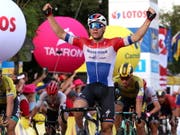Der Gewinner der 4. Vuelta-Etappe heisst Fabio Jakobsen. Der niederländische Meister setzte sich im Massensprint vor Sam Bennett durch (Bild: KEYSTONE/EPA PAP/ANDRZEJ GRYGIEL)