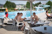 Die Badesaison 2019 war durch rasch wechselnde Hitze- und Regenperioden geprägt. Im Bild Badegäste im Freibad Gossau. (Bild: Ralph Ribi – 19. Juli 2019)