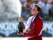 Die Champagner-Dusche für den Europameister Martin Fuchs. (Bild: KEYSTONE/EPA ANP/OLAF KRAAK)