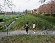 Im ehemaligen Bahndamm Schleife sollen Leitungen verlegt werden. (Bild: Stefan Kaiser, Zug, 2. April 2019)