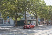 Vorschlag eines Markthändlers: Dort, wo heute Taxis warten, sollen Kunden ihre Einkäufe ins Auto laden können. (Bild: Lisa Jenny)