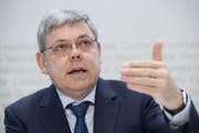 Für Ueli Maurer der richtige Mann für den Ständerat: SVP-Nationalrat Franz Grüter. (Bild: Keystone)