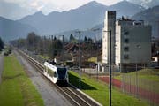 Zug auf einspurigem Geleiseabschnitt zwischen Buchs und Räfis. (Bild: Ralph Ribi)