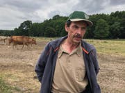Landwirt Jürgen Frenzel führt in Brandenburg einen Agrarbetrieb mit fast 1000 Tieren. Er sagt: «Die Mutterkuh-Haltung lohnt sich wirtschaftlich wegen des Wolfes nicht mehr.» (Bild: Christoph Reichmuth)