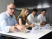 SBB-Chef Andreas Meyer hat am Dienstag zusammen mit Projektleiterin Ladina Purtschert und Vertretern der Axon Vibe die Pläne für eine neue Mobilitäts-Plattform vorgestellt. (KEYSTONE/Anthony Anex) (Bild: KEYSTONE/ANTHONY ANEX)