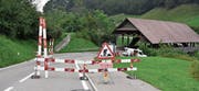 Wegen Bauarbeiten ist die Lochermoosbrücke weiterhin gesperrt. Unter anderem wird deren Belag erneuert. Die Umleitung des Strassenverkehrs erfolgt über Lütisburg. Bild: Michael Hehli