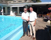 Gemeindepräsident Remo Zberg (rechts) verabschiedet den langjährigen Badi-Wirt Hans Zibung. (Bild: Kurt Liembd, Hergiswil, 26. August 2019)