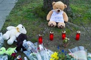 Am Tatort im Gotthelfquartier werden nach der Bluttat Blumen niedergelegt. (Bild: Roland Schmid)