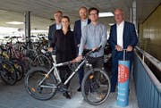 Die stationäre Velopumpe wird eingeweiht. Mit dabei (von links): Stadtrat Daniel Stutz, Fabienne Lovece (Co-Präsidentin Verein Velo Wil), Beat Bollinger (Vorsitzender Bankleitung Raiffeisenbank Wil und Umgebung), Tobias Winiger (Co-Präsident Verein Velo Wil) und Stadtrat Daniel Meili. Bild: Nicola Ryser