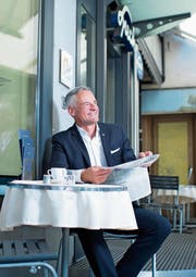 Für Matthias Michel ist das Café Speck an der Alpenstrasse als Schnittstelle zwischen Tradition und Innovation ein beliebter Treffpunkt. (Bild: Maria Schmid, Zug, 30. Juli 2019)