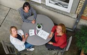 Die IGEA-Vorstandsmitglieder Simone Fedi, Rebecca Moser und Präsidentin Patricia Spirig Müller stellen das Jahresprogramm vor, das am 26. September mit der Veranstaltung «Fokus Mensch» und Clown Olli Hauenstein als Gastreferenten eröffnet wird. (Bild: Manuel Nagel)