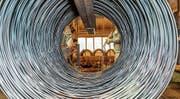Aus diesen sogenannten Coils von Swiss Steel in Emmenbrücke werden Stäbe oder Drähte gemacht. (Bild: PD)