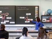 Sexualkunde-Unterricht in der Schule hat laut einer neuen Studie einen positiven Einfluss auf die sexuelle Gesundheit. (Bild: KEYSTONE/GAETAN BALLY)