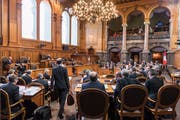 Ihr Ziel: Der Ständeratssaal im Bundeshaus. Man betritt den Saal durch Arkaden an den Seitenwänden, über welchen die Zuschauertribünen angeordnet sind.(KEYSTONE/Alessandro della Valle)
