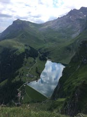 Der Bannalpsee – und geradeaus im Hintergrund ist die Schonegg zu sehen, wo sich die Kuhherde bis anhin aufhielt. (Bild: Zéline Odermatt, Walenpfad, 5. August 2019)