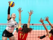 Die Schweizer Angreiferin Maja Storck (im weissen Dress) überzeugte gegen Spanien mit 26 Punkten (Bild: KEYSTONE/EPA/MARTIN DIVISEK)