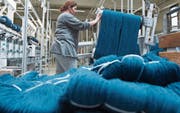 Die Auftragslage der Schweizer Textilindustrie hat sich weiter verschlechtert. (Bild: Keystone/Marcel Bieri)