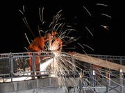 Nach einem Verkehrsunfall vom Montagnachmittag musste in der Nacht auf Dienstag eine Fussgängerüberführung abgebrochen werden. (Bild: KEYSTONE/CYRIL ZINGARO)