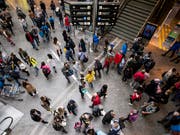 Der Flughafen Zürich erwartet für 2019 ein kleineres Passagierwachstum als bisher. (Bild: KEYSTONE/ALEXANDRA WEY)