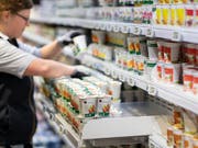 Weniger Zucker in Joghurts und in Frühstücksflocken: Schweizer Unternehmen haben mit dem Bund neue Ziele vereinbart. (Bild: KEYSTONE/GAETAN BALLY)