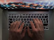 Surfen im Internet kann je nach Anbieter stark ins Geld gehen. (Bild: KEYSTONE/CHRISTIAN BEUTLER)