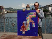 Daniel Röösli mit dem Bild «Roter Mann mit drei Schlüsseln». (Bild: PD)