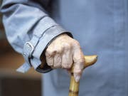 Frauen sollen künftig erst mit 65 Jahren in Rente gehen. Das schlägt der Bundesrat vor. Dank Ausgleichsmassnahmen werden die Frauen davon in den nächsten Jahren noch nicht viel spüren. (Bild: KEYSTONE/GAETAN BALLY)