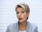 Justizministerin Karin Keller-Sutter stellte am Mittwoch die geplanten Änderungen des DNA-Profilgesetzes vor. Der Bundesrat will etwa, dass aus DNA-Spuren die Haut-, Haar- und Augenfarbe eines Täters bestimmt werden darf. (Bild: KEYSTONE/ANTHONY ANEX)