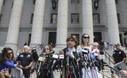 Anwältin Gloria Allred, mitte, mit zwei ihrer Klientinnen nach der Anhörung in New York. (Bild: Keystone/AP Photo/Bebeto Matthews, 27. August 2019)