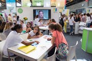An der OBA können sich Schülerinnen und Schüler über verschiedene Berufe und Ausbildungsmöglichkeiten informieren. (Bild: Ralph Ribi - 28. August 2015)