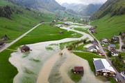 Die Thur trat nach starken Niederschlägen im Mai dieses Jahres stellenweise über die Ufer, hier in Alt St. Johann. (Bild: Keystone/Gian Ehrenzeller)
