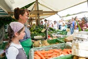 Weinfelden TG, 26.08.2017 / Ostschweizer Biomarkt auf dem SPausenplatz vom Schulhaus Pestalozzi