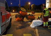 Ein 13-jähriger Knabe wurde unter dem Traktor eingeklemmt. (Bild: PD)