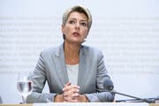 Bundesrätin Karin Keller-Sutter will den Strafuntersuchern mehr Möglichkeiten geben im Bereich der DNA-Analyse . (KEYSTONE/Anthony Anex)