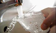 So sauber unser Trinkwasser auch aussieht, sind in ihm doch zahlreiche Spurenstoffe nachweisbar. (Bild: Steffi Loos/DAPD)