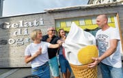 Germaine Huber-Maier, Patron Hanspeter Maier und Gina Maier übernehmen von Thomas Maier den Glacestand.(Bild: Donato Caspari)