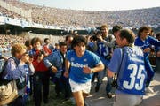 Alle Augen und Linsen sind auf ihn gerichtet: Diego Maradona läuft Mitte der 80er Jahre vor über 80 000 frenetischen Fans im Stadion San Paolo in Neapel ein. (Bild: DCM)