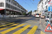 Die Bahnhofstrasse beim Schibenertor: Hier stiessen am Dienstagvormittag ein Auto und ein E-Bike zusammen. (Bilder: Stadtpolizei St.Gallen - 27. August 2019)